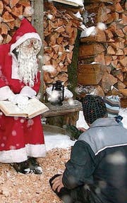 Der Samichlaus hört sich das Sprüchlein eines Kindes an. (Bild: pd)
