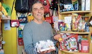 Roger Keller präsentiert seine Erfindung: ein Therapie-Hilfsmittel in Form eines Kreisels. (Bild: Astrid Zysset)