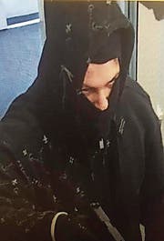 Der Bankräuber beim Überfall in Wittenbach. (Bild: Kapo SG)