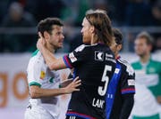 Zwei Ostschweizer in gegnerischen Teams: St.Gallens Tranquillo Barnetta (links) und Basels Michael Lang. (Bild: EDDY RISCH (KEYSTONE))