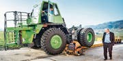 Roger Miauton, CEO der Lithium Storage GmbH, beobachtet den Verlad des E-Dumpers auf den Lastwagenanhänger. (Bild: Andrea Stalder)