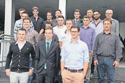 Die jungen Berufsleute mit Lehrpersonen und dem Chefexperten. (Bild: pd)