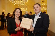 Mona Vetsch mit Jurypräsident David Angst. (Bild: Reto Martin)