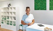 Felicita Schibano freut sich über die Eröffnung ihrer «Hanftheke» in Kreuzlingen. (Bild: PD)
