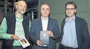 Bruno Strassmann, Kirchliche Erwachsenenbildung (links), und Thomas Bachofner (tecum) hatten Imam Rehan Neziri eingeladen. (Bild: Andreas Taverner)