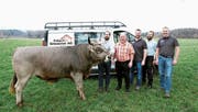 Muni «Radish» mit seinem Besitzer Jürg Hubacher vom Gutsbetrieb Ekkharthof, Sponsor Theo Fritschi von der Fritschi und Griesemer AG, Güttingen, Hans Notz, Verantwortlicher für den Gabentempel beim Schwingfest, Züchter Hansruedi Aemisegger aus Illighausen und OK-Präsident Ueli Schild. (Bild: PD/Mario Gaccioli)