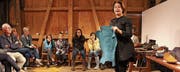 Ena Ringli bringt den Besuchern des Bohlenständerhauses ihr Handwerk näher. (Bild: Trudi Krieg)