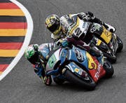 Thomas Lüthi in Tuchfühlung mit Franco Morbidelli. Später landet Lüthi im Kiesbett. (Bild: Filip Singer/EPA)
