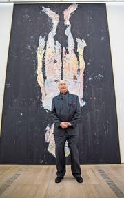 Georg Baselitz vor seinem monumentalen Selbstporträt «Avignon ade» von 2017. (Bild: Patrick Straub/Keystone)