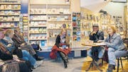 Die Rickenbacher Autorin Lotty Wohlwend (rechts) las aus ihrem Buch «Silas». Es ist die Geschichte von Rudolf Moser, links von ihr. Unter den zahlreichen Besuchern war auch Rudolf Mosers Tochter (Bildmitte). (Bild: Ursula Ammann)