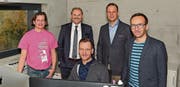 Die Gründer des Vereins Coworking Thurgau: Valentin Stettler, David Keller, Christoph Lanter und Roger Kernen. Gemeindepräsident Max Vögeli (zweiter von links) freut sich über deren Engagement. (Bild: PD)
