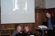 Der Werkbeitrag wurde stellvertretend an Roswitha Gobbos Eltern, Hanspeter und Heidi, übergeben. (Bild: Astrid Zysset)