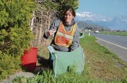 Katrin Szacsvay ist um den Schutz der Amphibien in der Gemeinde Wartau besorgt, damit dieser auch in Zukunft gewährleistet werden kann. (Bild: Corinne Hanselmann)
