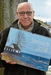 Der Steinacher Fritz Heinze präsentiert seinen Kalender 2018. (Bild: PD)