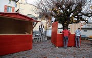 Mitarbeiter der Goldacher Firma Eilinger Holz AG stellen die neuen Holzhäuschen auf dem Lindenplatz auf. (Bild: Jolanda Riedener)