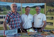 Hansjürg Hörler, Ernst Graf und Jakob Oertle (von links) freuen sich über die neuen Infotafeln. (Bild: Martin Brunner)