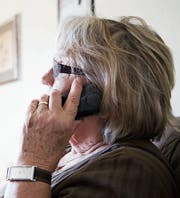 Am Telefon können Seniorinnen und Senioren «falschen Polizisten» oder der «Enkeltrickmasche» zum Opfer fallen. (Bild: Christopher Clem Franken/Fotolia)