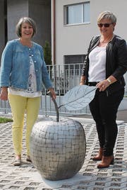 Lilian Schlauri (links) und Rita Egli freuen sich über das Kunstobjekt. (Bilder: Ernst Inauen)