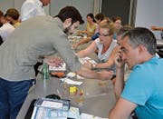 Die Sekundarschullehrer probieren den «Simply Nano 2»-Experimentierkoffer selbst aus. Hier werden Silbernanopartikel hergestellt. (Bild: Désirée Wenger)