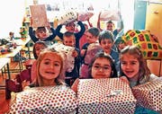 Freudig empfangen: Weihnachtspakete vom Bodensee in einem Kindergarten in Rumänien. (Bild: PD)