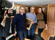Das Haus der Familie Nöthlich soll umgebaut werden, mithilfe von Andrin Schweizer (links) und Kiki Maeder (rechts). (Bild: SRF)