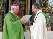 Bischof Markus Büchel (links) übergibt Regens P. Raffael Rieger die Ernennungsurkunde. (Bild: PD)