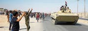 Iraker begrüssen die Armee bei ihrer Ankunft in der Grossstadt Kirkuk. (Bild: Ahmad al-Rubaye/AFP (16. Oktober 2017))