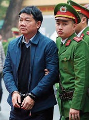 Ex-Politbüromitglied Dinh La Thang auf dem Weg zum Gericht in Hanoi. (Bild: EPA (8. Januar 2018))