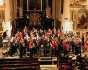 Volle Bühne am Winterkonzert: Die Stadtharmonie Eintracht Rorschach und die Young Winds spielten gemeinsam. (Bild: Christoph Renn)