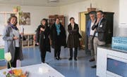 Loretta Giacopuzzi, Leiterin Pflege Gerontopsychiatrie, erklärt den Mitgliedern des Verwaltungsrats – darunter Regierungsrätin Heidi Hanselmann – was sich auf der Station alles verändert hat. (Bild: Ursula Ammann)