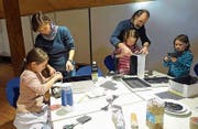 Kinder und Erwachsene basteln eine Camera obscura. (Bild: PD)