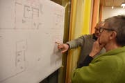 Architekt Peter Büchel stellte den Ortsbürgern das Projekt im Detail vor. (Bild: Thomas Schwizer)