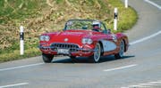 Der Steckborner Ueli Aeberli mit seiner roten Chevrolet Corvette C1, Jahrgang 1960, braust in Richtung Eichhölzli. (Bilder: Reto Martin)