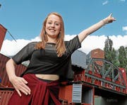 Caroline Mazenauer übt bereits die richtige Pose. (Bild: Andy Mettler/PD)