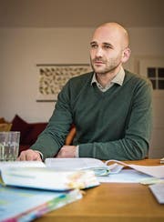 Valentin Huber mit seinen Gesetzesbüchern und Unterlagen. (Bild: Reto Martin)