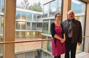 Heimleiterin Marlene Schadegg und Genossenschaftspräsident Hansjörg Binder vor dem Lichthof des Neubaus. (Bilder: Max Eichenberger)