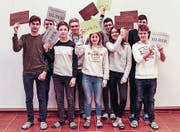 Die prämierten Schüler freuen sich über ihre Auszeichnungen. (Bild: PD)