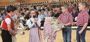 Die Jungzüchter bekommen für ihre Vorstellung ihrer Kälber in Reimen viel Applaus.