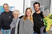 Die alten und die neuen Inhaber der Central-Garage: Josef und Maria Böni und Stefan und Gina Diener mit Tochter Emilia. (Bild: Dieter Ritter)
