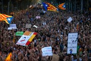 Eine Demonstration gegen das Vorgehen der Polizei gegen das illegale Unabhängigkeitsreferendum. (Bild: Keystone (3. Oktober))