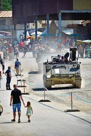Die Publikumsfahrten in den Schützenpanzern waren bei den Besuchern des ersten Treffens sehr beliebt. (Bild: Mario Testa (30. Juli 2016))