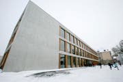 Junge Lehrer im Kanton St.Gallen erhalten mehr Lohn - im Bild das Schulhaus Schönenwegen in der Stadt St.Gallen. (Bild: Reto Martin (Reto Martin))