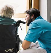 Zivis sind unter anderem in Pflegeheimen im Einsatz. (Bild: Christian Beutler/Keystone (9. Dezember 2016))