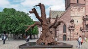 Das Wandstück von Anish Kapoor ist für 300 00 Dollar zu haben (oben). Das Bild von Remy Zaugg kostet 120 000 Franken (Mitte). Der Metallbaum von Ai Weiwei wird auf mehrere Millionen geschätzt. (Bilder: KEY)