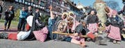 Auch diesen Sonntag am Fasnachtsumzug wieder mit von der Partie: die Arboner Holzmaskenzunft. (Bild: Max Eichenberger)