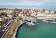 Planskizze des Hotels: Dass es dereinst genau so gebaut wird, ist eher unwahrscheinlich. Im Moment ist es aus vertraglichen Gründen mit der Stadt nicht möglich, den Baukörper ins Hafenbecken zu legen. (Bild: PD)
