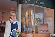Silvia Berlinger zeigt im elterlichen Café Bilder ihres Bruders Bruno Berlinger. (Bild: Carola Nadler)