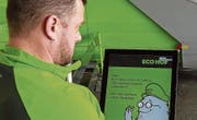 «Eco» führt die Kunden mittels Touchscreen durch die Schritte in der neuen Sammelstelle. (Bild: Andreas Hörner)