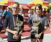 Schneller als alle anderen: die beiden Erstplatzierten Laura Kobas und Noah Biehle. (Bild: Res Lerch)