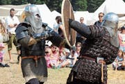Ritter messen sich im Schwertkampf. (Bilder: Christof Lampart)